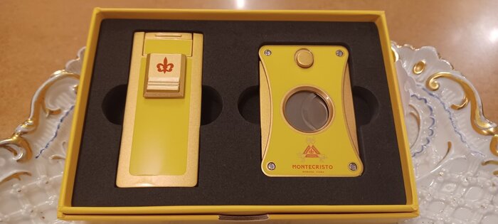 Montecristo classic Yellow lighter and cutter gift set
