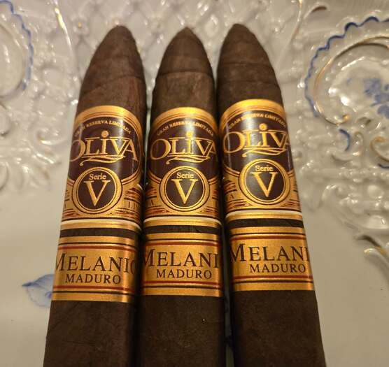 Oliva Serie V Melanio Maduro Figurado cigar