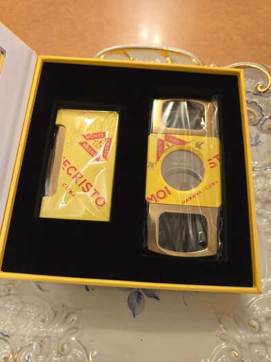 Montecristo Lighter and Cutter gift set