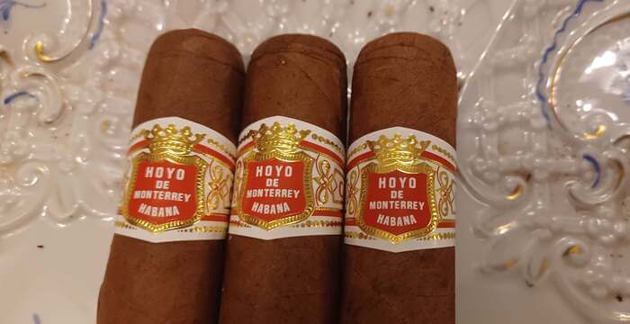 Hoyo de Monterrey Petit Robustos  box of 25 cigars