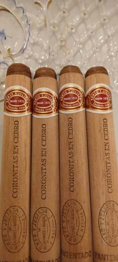 Romeo & Julieta Coronitas En Cedro  OUT OF STOCK